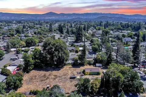 2150 W Pueblo Ave, Napa, CA 94558
