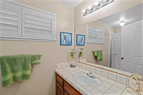 Bath - 920 Monique Way, Dixon, CA 95620 photo 1 of 4