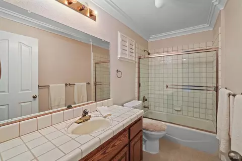 Bath - 920 Monique Way, Dixon, CA 95620 photo 2 of 4