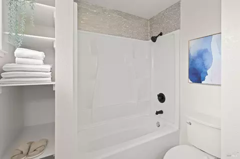 Bath - 290 S 8th St, Dixon, CA 95620 photo 4 of 4