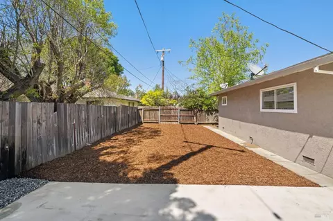 Exterior - 290 S 8th St, Dixon, CA 95620 photo 6 of 7