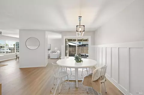Dining - 290 S 8th St, Dixon, CA 95620 photo 2 of 3