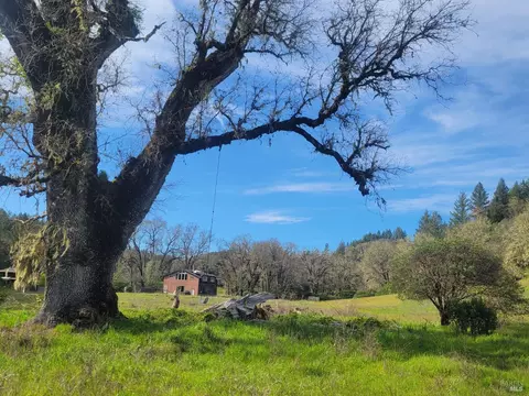 10681 Hearst Rd, Willits, CA 95490