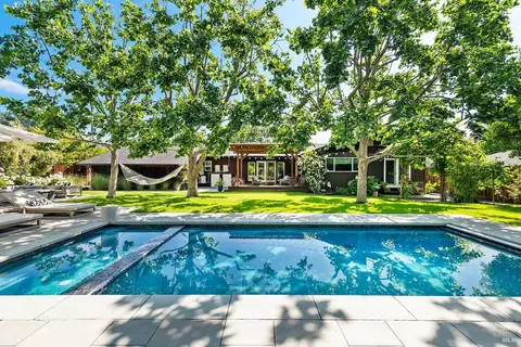 95 S Jefferson St, Cloverdale, CA 95425