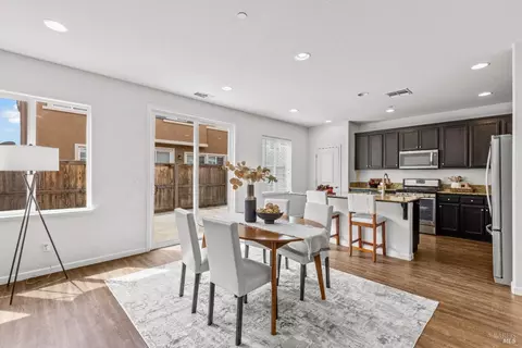 Dining - 230 Heritage Ln, Dixon, CA 95620 photo 2 of 4
