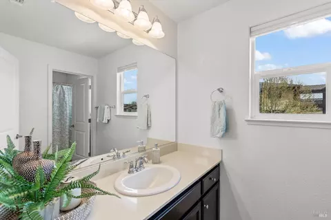 Bath - 230 Heritage Ln, Dixon, CA 95620 photo 5 of 6