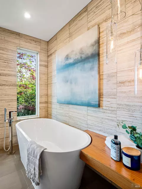 Bath - 112 Filbert Ave, Sausalito, CA 94965 photo 2 of 7