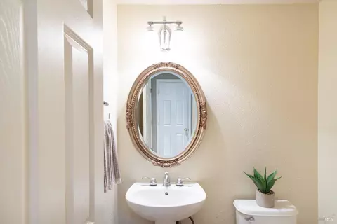 Bath - 1244 Pedroncelli Dr, Windsor, CA 95492 photo 2 of 5