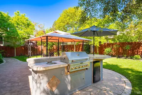 Exterior - 1244 Pedroncelli Dr, Windsor, CA 95492 photo 6 of 11