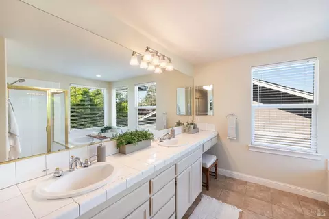 Bath - 1244 Pedroncelli Dr, Windsor, CA 95492 photo 3 of 5