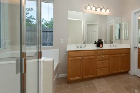 Bath - 2917 Lakefront Ct, Fairfield, CA 94533 photo 2 of 5