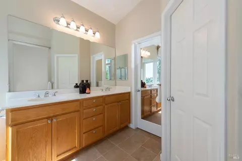 Bath - 2917 Lakefront Ct, Fairfield, CA 94533 photo 4 of 5