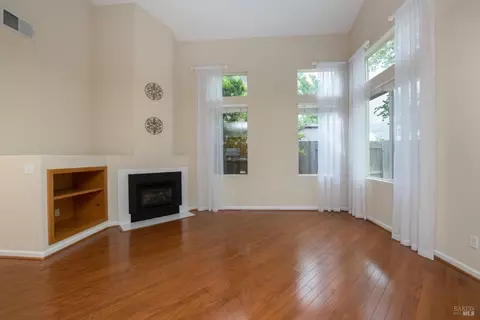 Living - 2917 Lakefront Ct, Fairfield, CA 94533 photo 5 of 6