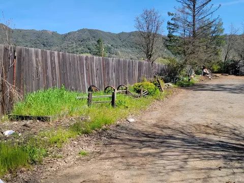 8825 Colony Dr, Redwood Valley, CA 95470