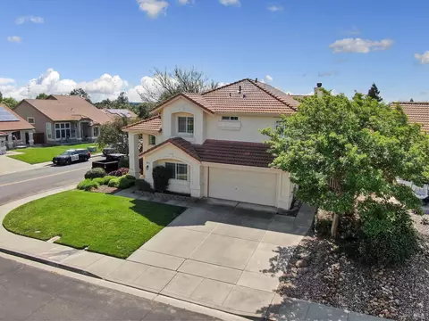 Exterior - 836 Kells Cir, Vacaville, CA 95688 photo 2 of 11
