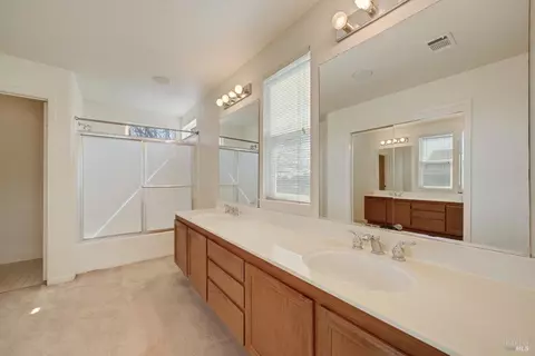 Bath - 836 Kells Cir, Vacaville, CA 95688 photo 3 of 4