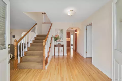Entry Way - 975 Mayfair Dr, Dixon, CA 95620 photo 2 of 3