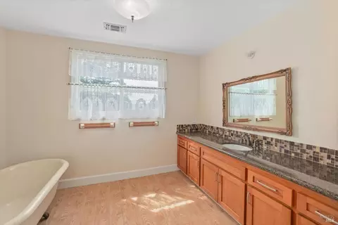 Bath - 975 Mayfair Dr, Dixon, CA 95620 photo 4 of 5