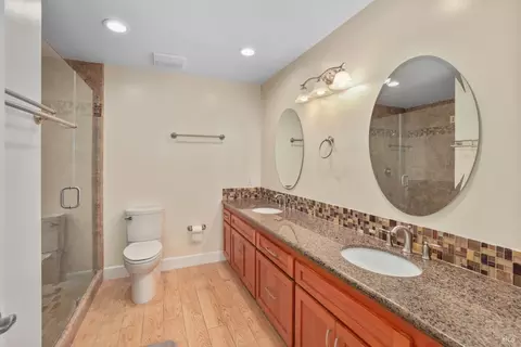 Bath - 975 Mayfair Dr, Dixon, CA 95620 photo 3 of 5