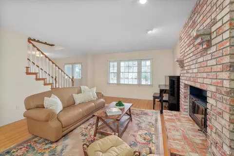 Living - 975 Mayfair Dr, Dixon, CA 95620 photo 4 of 5