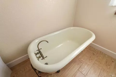 Bath - 975 Mayfair Dr, Dixon, CA 95620 photo 5 of 5
