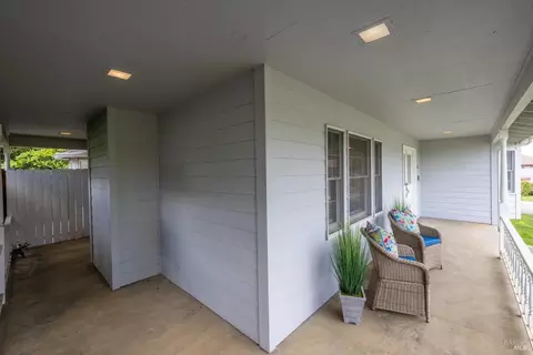 Exterior - 975 Mayfair Dr, Dixon, CA 95620 photo 8 of 19