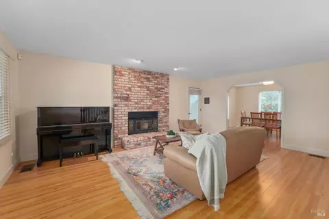 Living - 975 Mayfair Dr, Dixon, CA 95620 photo 3 of 5