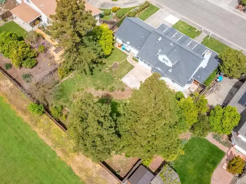 Exterior - 975 Mayfair Dr, Dixon, CA 95620 photo 18 of 19