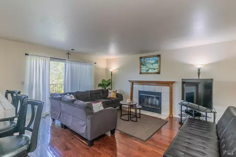 Living - 832 Basalt Dr, Vallejo, CA 94589 photo 2 of 3