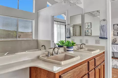 Bath - 101 Ancheta Pl, Vallejo, CA 94591 photo 2 of 4