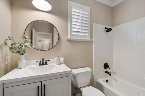 Bath - 320 Dominic Ct, Windsor, CA 95492 photo 4 of 4