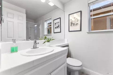 Bath - 507 Sauvignon Pl, Windsor, CA 95492 photo 1 of 8