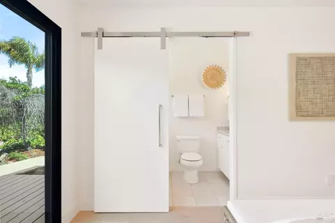 Bath - 679 Riviera Cir, Larkspur, CA 94939 photo 1 of 3