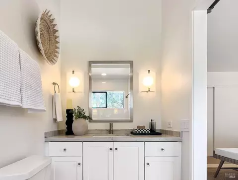 Bath - 679 Riviera Cir, Larkspur, CA 94939 photo 2 of 3