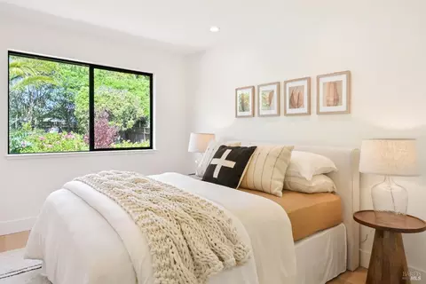 Bedroom - 679 Riviera Cir, Larkspur, CA 94939 photo 7 of 8