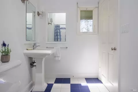 Bath - 4 Rolling Hills Rd, Tiburon, CA 94920 photo 4 of 4