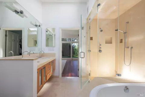 Bath - 4 Rolling Hills Rd, Tiburon, CA 94920 photo 2 of 4