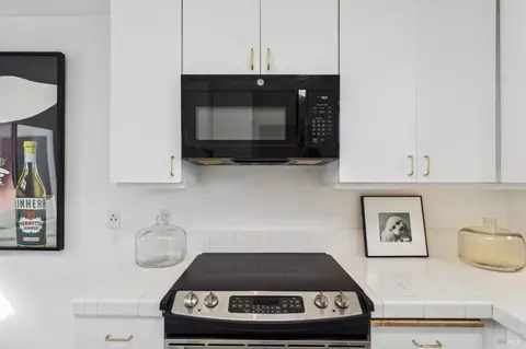 Kitchen - 111 Eucalyptus Knoll St, Mill Valley, CA 94941 photo 1 of 3