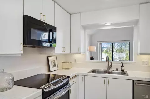 Kitchen - 111 Eucalyptus Knoll St, Mill Valley, CA 94941 photo 3 of 3