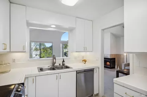 Kitchen - 111 Eucalyptus Knoll St, Mill Valley, CA 94941 photo 2 of 3