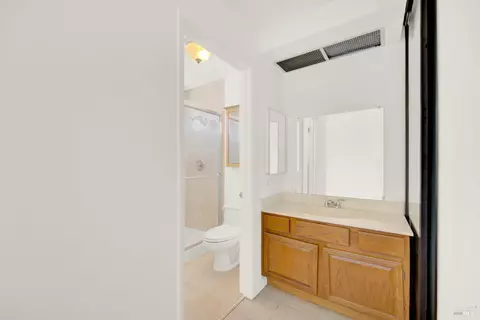 Bath - 124 Dolphin Ct, Vallejo, CA 94589 photo 2 of 5