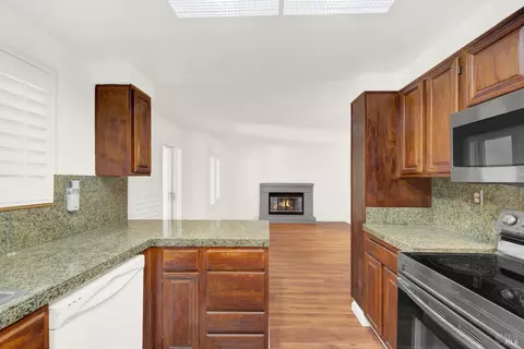 Kitchen - 124 Dolphin Ct, Vallejo, CA 94589 photo 5 of 9
