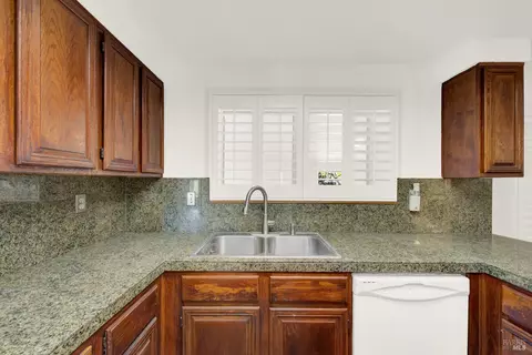 Kitchen - 124 Dolphin Ct, Vallejo, CA 94589 photo 6 of 9