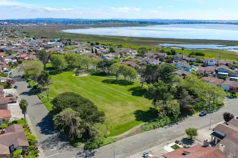 View/Area - 124 Dolphin Ct, Vallejo, CA 94589 photo 3 of 18