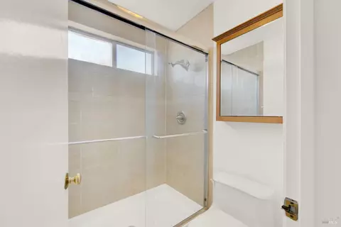 Bath - 124 Dolphin Ct, Vallejo, CA 94589 photo 3 of 5