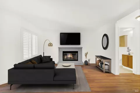 Living - 124 Dolphin Ct, Vallejo, CA 94589 photo 2 of 6