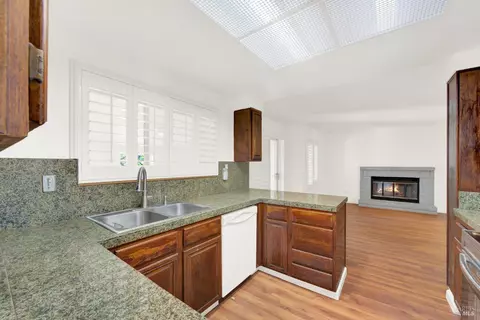 Kitchen - 124 Dolphin Ct, Vallejo, CA 94589 photo 4 of 9