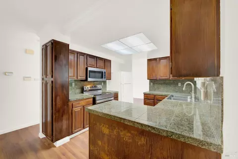 Kitchen - 124 Dolphin Ct, Vallejo, CA 94589 photo 9 of 9