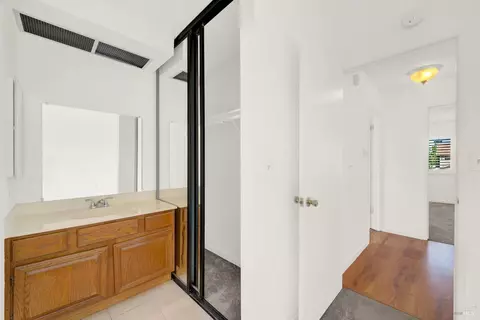 Bath - 124 Dolphin Ct, Vallejo, CA 94589 photo 4 of 5