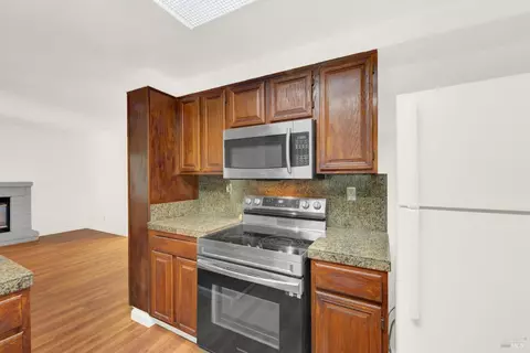 Kitchen - 124 Dolphin Ct, Vallejo, CA 94589 photo 2 of 9